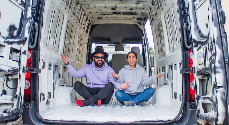 Irene y Carlos pareja que viaja por el mundo en su camper de 10 metros cuadrados