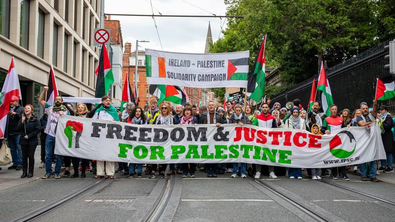 Más de 160 deportistas irlandeses firmaron una carta abierta para pedir a la selección de fútbol que boicotee su partido contra Israel. Fuente: Shutterstock.