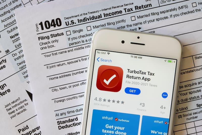 Los contribuyentes que elijan este método deben completar el Anexo A del Formulario 1040, donde se identifican y calculan los gastos que pueden descontarse de los ingresos sujetos a impuestos.