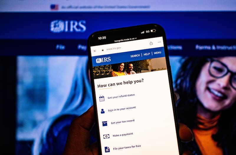 La carta LT11 del IRS está dirigida a contribuyentes con impuestos federales impagos y puede preceder al embargo de salarios y cuentas bancarias.