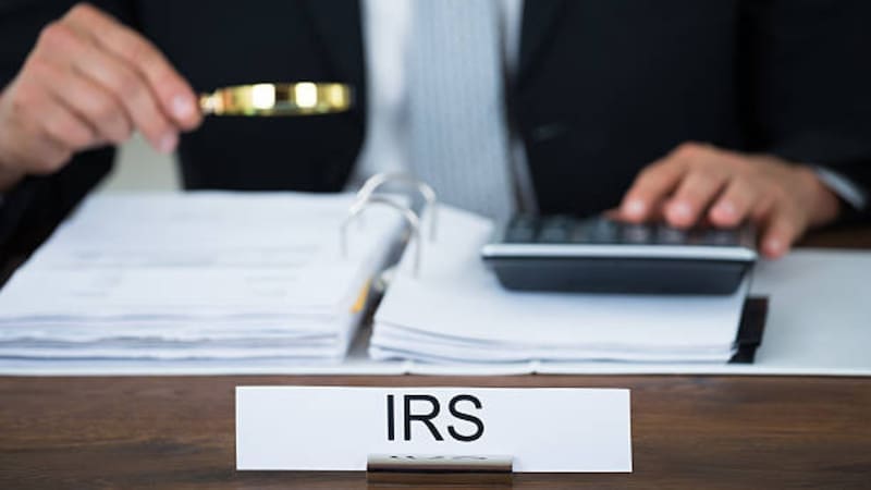 El Gobierno de Estados Unidos ha confirmado que el Servicio de Impuestos Internos (IRS) tiene la facultad de realizar visitas domiciliarias a aquellos contribuyentes que acumulan deudas fiscales durante prolongados períodos sin resolver. Imagen: Shutterstock.