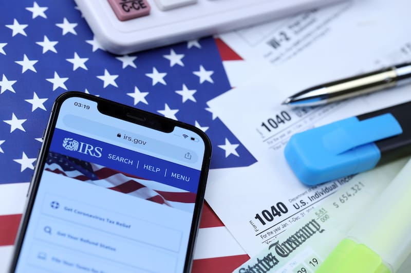 El IRS establece determinados umbrales de ingresos que permiten identificar qué contribuyentes están obligados a presentar una declaración federal de impuestos.