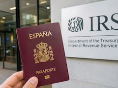 Es oficial | El IRS explica qué documento deben presentar los residentes en España para evitar pagar de más en Estados Unidos