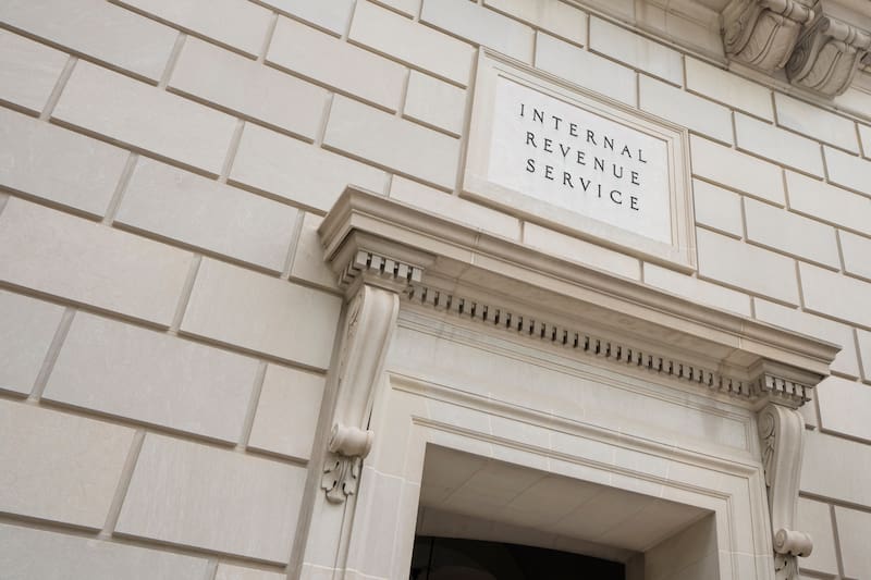 El Servicio de Impuestos Internos (IRS) puede embargar hasta el 15% de los beneficios de jubilación y supervivencia del Seguro Social de forma indefinida.