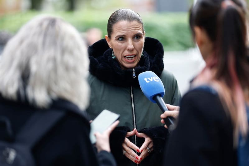 Los funcionarios públicos rechazan la oferta salarial del Gobierno y amenazan con huelga.