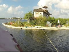 Un artista británico construyó una isla flotante de 150,000 botellas de plástico: medía 743 metros cuadrados y se ubicaba frente a las Islas Mujeres