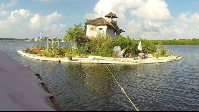 Un artista británico construyó una isla flotante de 150,000 botellas de plástico: medía 743 metros cuadrados y se ubicaba frente a las Islas Mujeres