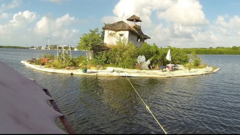El responsable de la construcción fue Richart Sowa, un artista británico que buscaba hacer realidad su idea de vivir sobre una estructura flotante fabricada con materiales reciclados.