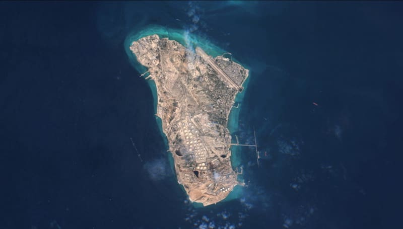 Kharg es la "joya de la corona petrolera de Irán" por una razón de supremacía geográfica: la mayor parte de la costa iraní es demasiado poco profunda para recibir superpetroleros, lo que convierte a la isla en el único puerto apto para esa función.