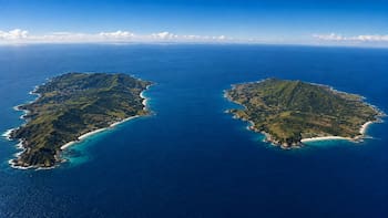 Están a cuatro kilómetros una de la otra, son dos países distintos y tienen casi un día de diferencia horaria: dónde quedan estas islas únicas
