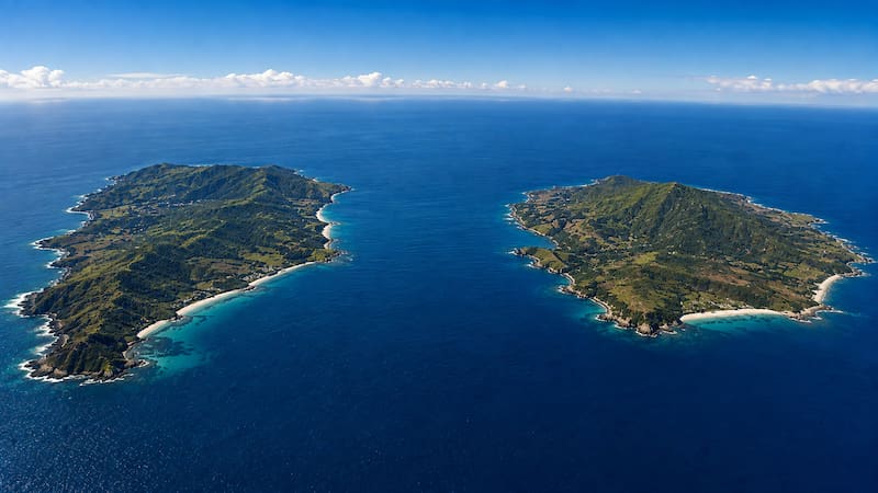 Están a cuatro kilómetros una de la otra, son dos países distintos y tienen casi un día de diferencia horaria: dónde quedan estas islas únicas.