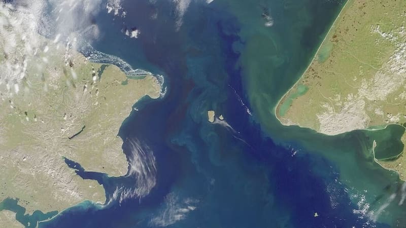 Están a cuatro kilómetros una de la otra, son dos países distintos y tienen casi un día de diferencia horaria: dónde quedan estas islas únicas (Fuente: Wikimedia Commons).