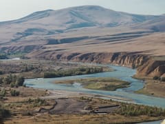 Construyen un “río artificial” de 130 kilómetros en pleno desierto: canales abiertos, túneles subterráneos y estaciones de bombeo
