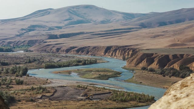 Construyen un “río artificial” de 130 kilómetros en pleno desierto: canales abiertos, túneles subterráneos y estaciones de bombeo
