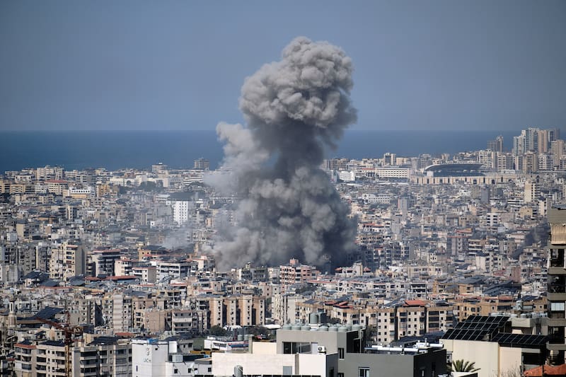 BEIRUT (LÍBANO), 11/03/2026.- bombardeos israelíes sobre los suburbios sur de Beirut, conocidos como Dahye, este miércoles. EFE/ Edgar Gutiérrez