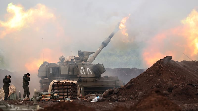 Artillería israelí bombardea objetivos en Líbano desde una posición no revelada en la frontera, en una ofensiva contra infraestructura y combatientes de Hezbollah.