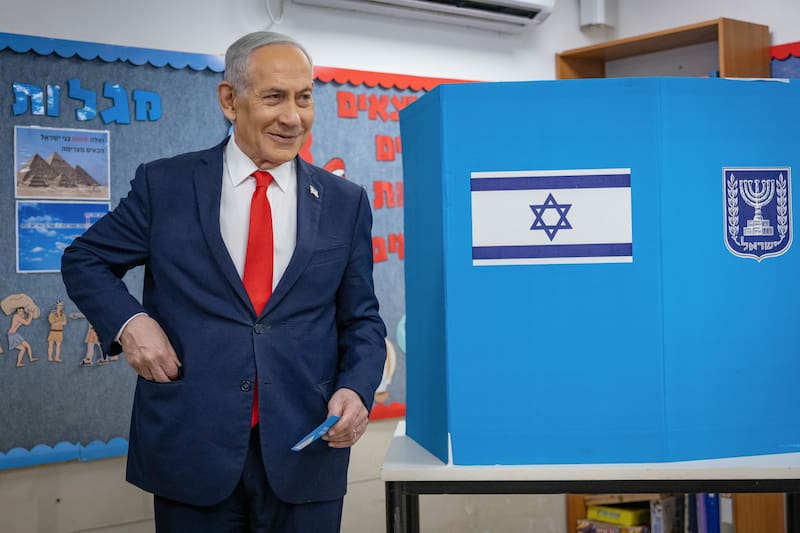 La primera votación desde el ataque del 7 de octubre de 2023 enfrenta a la coalición de extrema derecha de Benjamin Netanyahu con el bloque opositor en una contienda reñidísima.