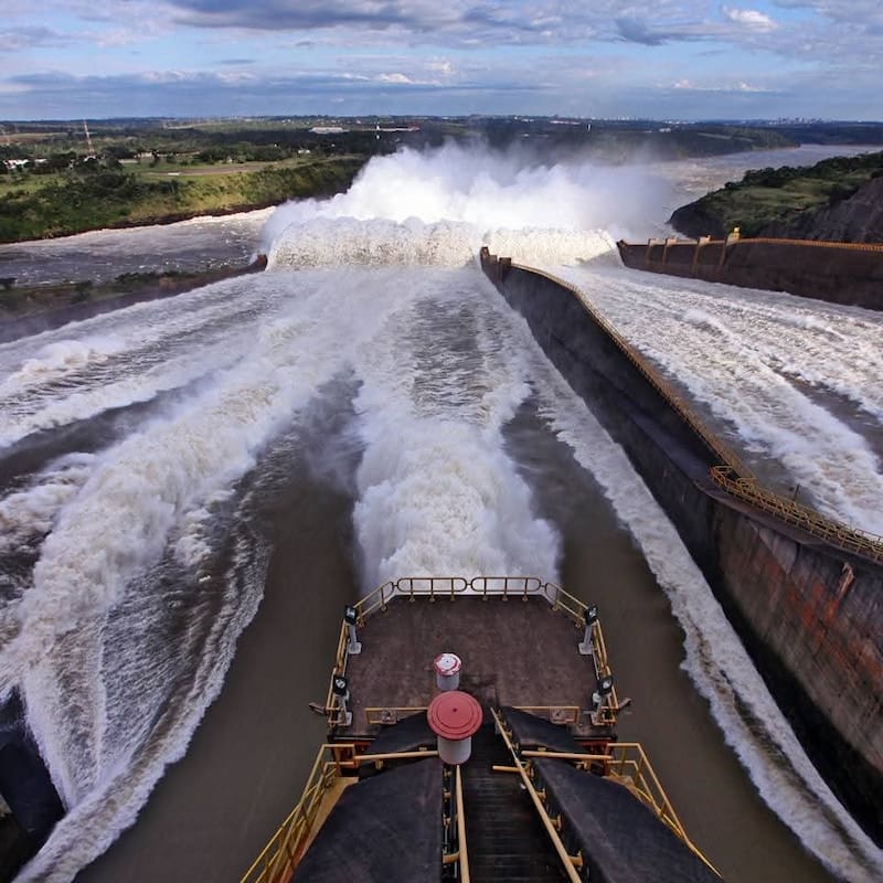Las aperturas de la represa son para liberar el cauce del agua.