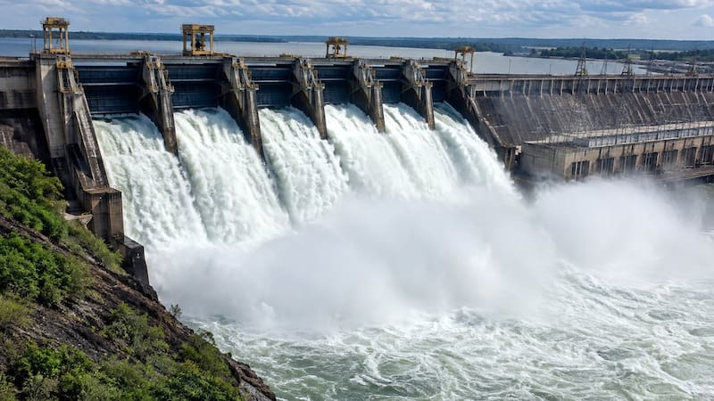 Liberaron gran parte del cauce y temen por inundaciones en zonas cercanas.