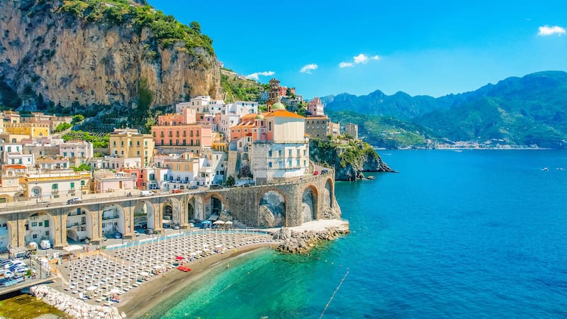 El Corte Inglés anuncia ofertas para viajar a Italia: el paquete incluye vuelos para visitar la Puglia y la Costa Amalfitana. (Fuente: Shutterstock).