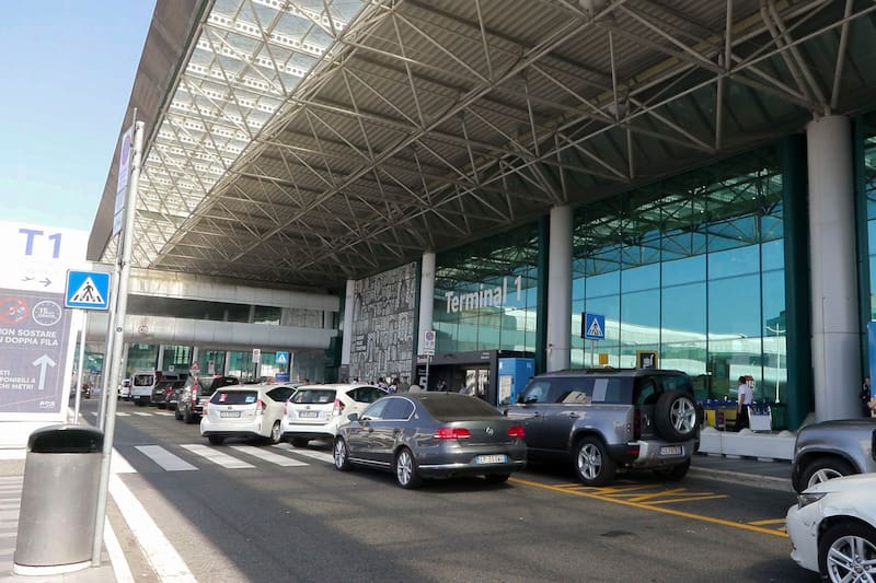 ROMA, 07/08/2026.-Entrada a la terminal 1 del Aeropuerto de Fiumicino en Roma, Italia, este viernes. Italia continúa este viernes con los controles a viajeros procedentes de España cuando se cumple una semana desde que el Gobierno de Giorgia Melonia decretó la suspensión temporal del Acuerdo Schengen con el país ibérico por una supuesta cuestión de "seguridad nacional" ante la crisis migratoria de Ceuta.
En el aeropuerto de Fiumicino (Roma), que recibe entre 55 y 60 vuelos diarios desde España en la temporada de verano, varios pasajeros de un vuelo de Iberia procedente de Madrid confirmaron a EFE que agentes de la policía solicitaron a los viajeros su documentación en el "finger" que conecta la nave con la terminal. EFE/ Mariano Rojas