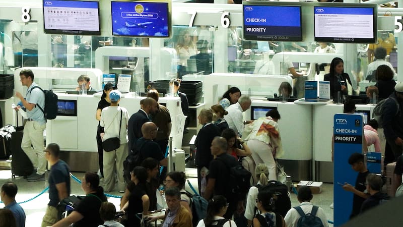 ROMA, 07/08/2026.-Italia continúa este viernes con los controles a viajeros procedentes de España cuando se cumple una semana desde que el Gobierno de Giorgia Melonia decretó la suspensión temporal del Acuerdo Schengen con el país ibérico por una supuesta cuestión de "seguridad nacional" ante la crisis migratoria de Ceuta. En el aeropuerto de Fiumicino (Roma), que recibe entre 55 y 60 vuelos diarios desde España en la temporada de verano, varios pasajeros de un vuelo de Iberia procedente de Madrid confirmaron a EFE que agentes de la policía solicitaron a los viajeros su documentación en el "finger" que conecta la nave con la terminal. EFE/ Mariano Rojas
