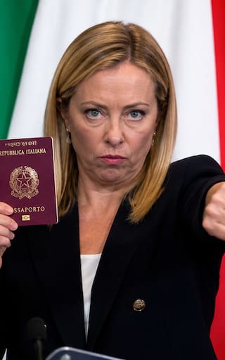 Chequeado | Italia y España prohíben el ingreso y la salida a las personas que posterguen este trámite con su pasaporte