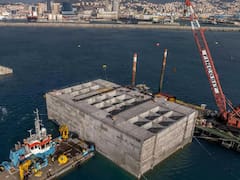 La obra del siglo | Italia pone enormes bloques de hormigón en el Mediterráneo para competir con España