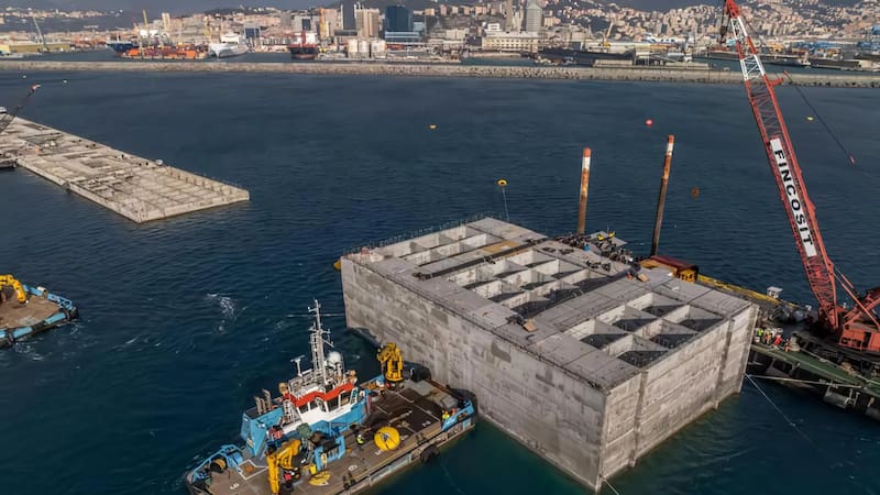 La obra del siglo | Italia pone enormes bloques de hormigón en el Mediterráneo para competir con España.