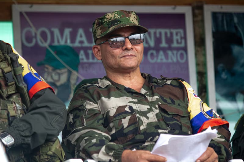 El líder del Estado Mayor Central, Iván Mordisco, reapareció en un video difundido en redes sociales para responsabilizar al Gobierno colombiano por los bombardeos en los que murieron al menos 12 menores reclutados por esa disidencia.