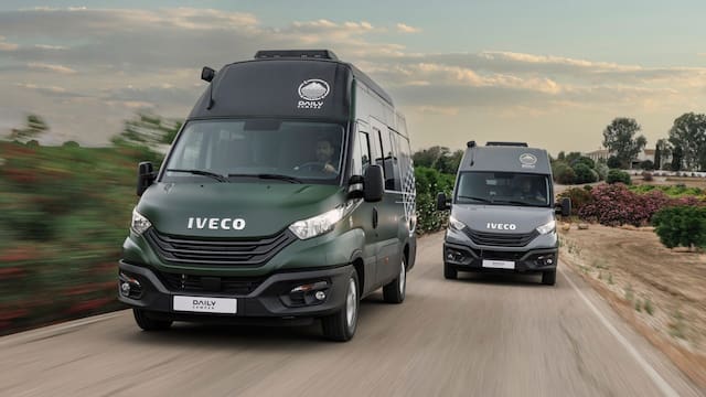 Esta furgoneta camper de Iveco es ideal para viajes largos: la van está equipada con ducha, cocina y zonas de descanso
