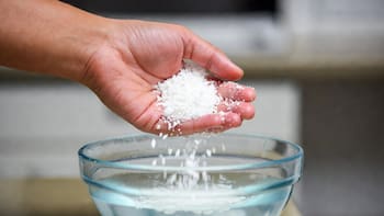 Mezclar jabón blanco rallado con agua caliente: para qué sirve y por qué recomiendan hacerlo