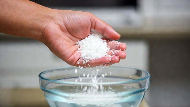 Mezclar jabón blanco rallado con agua caliente: para qué sirve y por qué recomiendan hacerlo