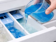 Millones de personas mezclan vinagre con jabón líquido en casa y hay una razón muy concreta por la que no paran de hacerlo