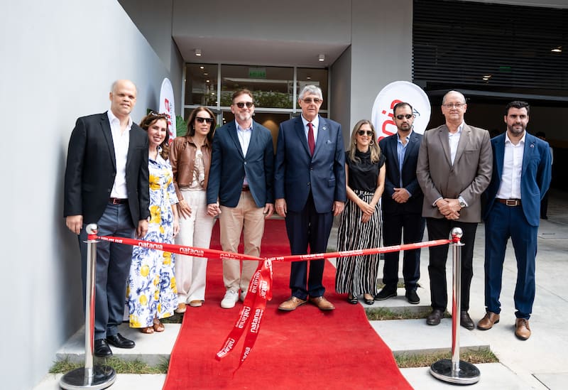 Jaime Garbarsky, Presidente de Grupo ECIPSA, junto a Giovanni Masulli y Alejandro Domínguez de INMO Desarrollos, durante el corte de cintas inaugural de Natania 85.