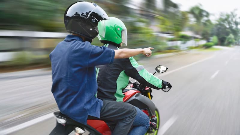 Aunque cuentes con licencia y tarjeta de circulación, tu moto irá al corralón si ofreces viajes de pasajeros; esto exigen las leyes.