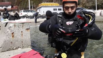 Emocionante: la trágica historia del japonés que hace 13 años bucea para estar cerca de su esposa desaparecida en el tsunami de Japón