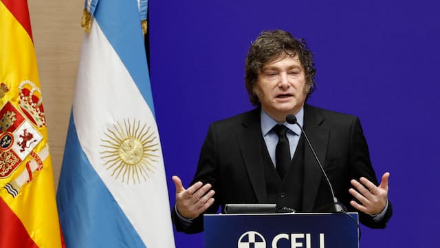 Milei recibió una medalla en Madrid y volvió a cargar contra la izquierda: “El mal siempre viene de los rojos”