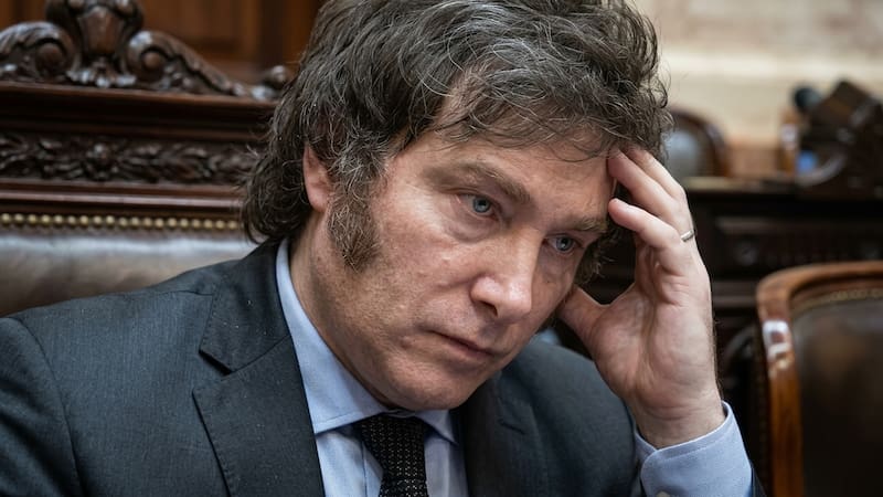 El Presidente encuentra una resistencia en el humor social de los argentinos (Imagen retocada con la inteligencia artificial de Google Gemini).