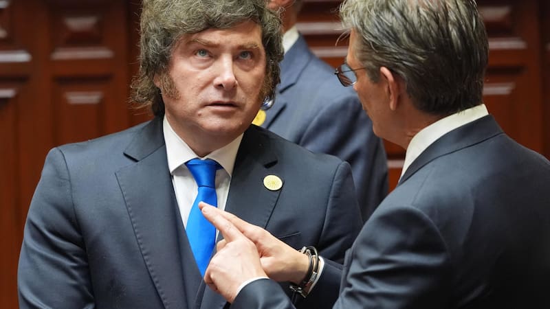 El presidente de Argentina habla con su homólogo de Bolivia durante los actos oficiales de investidura de Keiko Fujimori en Perú.