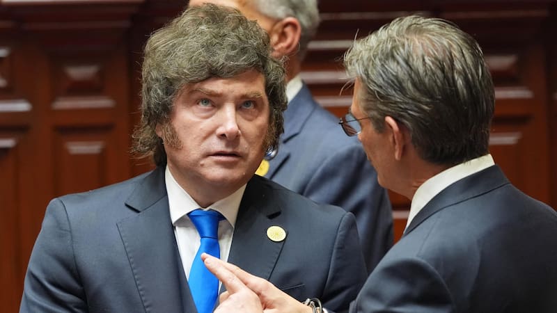 El presidente de Argentina habla con su homólogo de Bolivia durante los actos oficiales de investidura de Keiko Fujimori en Perú.