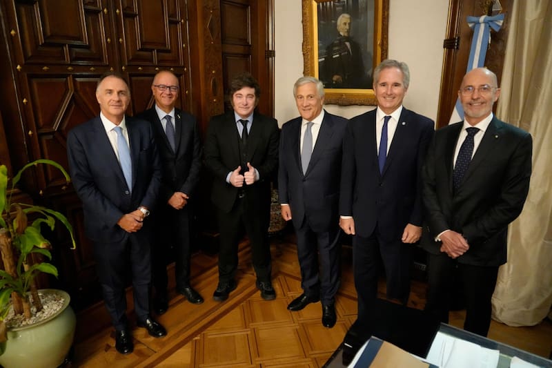 Javier Milei y Antonio Tajani, con otros funcionarios argentinos e italianos que compartieron la audiencia