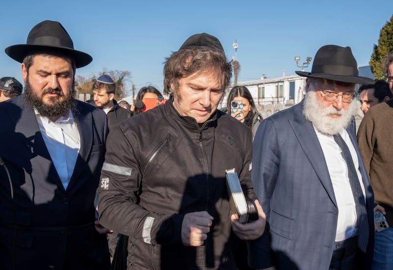Javier Milei durante su última visita a la tumba del famoso rabino de Nueva York.