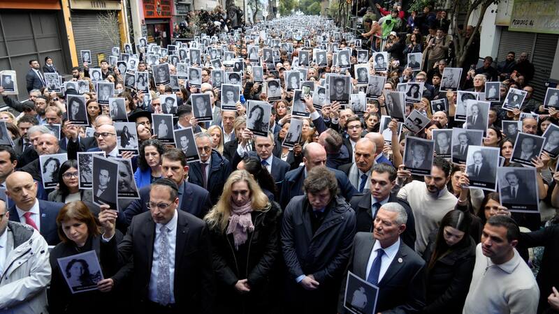Javier Milei encabeza el acto por el 32° aniversario del atentado a la AMIA (Prensa Presidencia)