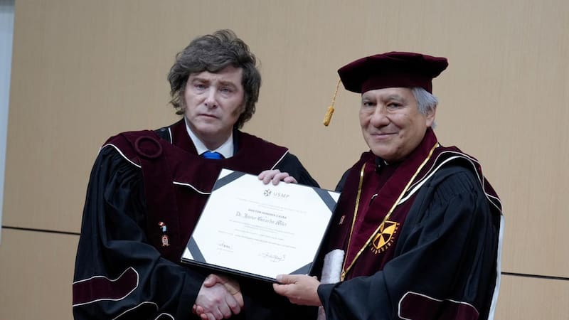 Javier Milei recibió el Honoris Causa en la Universidad San Martín de Porres de Perú