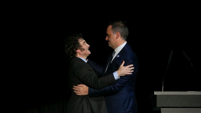 El presidente Javier Milei volvió a mostrar este domingo su apoyo al jefe de Gabinete, Manuel Adorni, en medio de las controversias por la modificación de las declaraciones juradas y el aumento patrimonial del exvocero (Fuente: NA).
