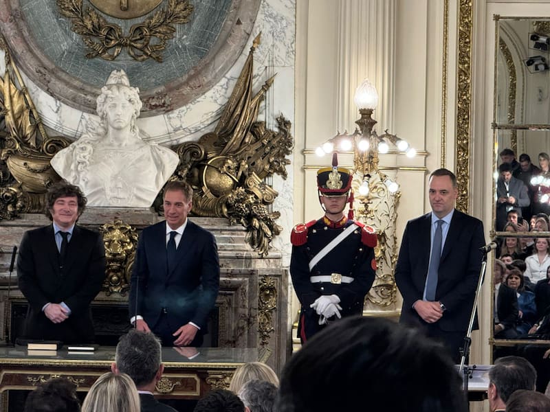 La jura de Santilli como sucesor de Adorni; la permanencia del Jefe de Gabinete amenzaba con daños más reales que la virtualidad del Counter Strike
