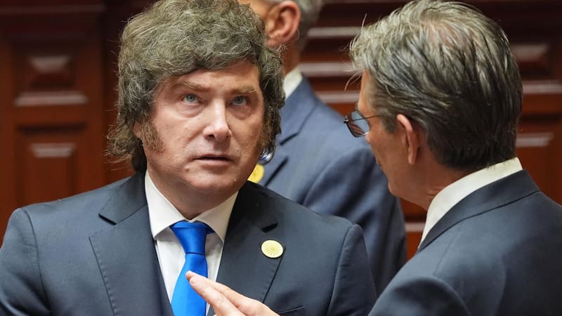 El presidente de Argentina habla con su homólogo de Bolivia durante los actos oficiales de investidura de Keiko Fujimori en Perú.