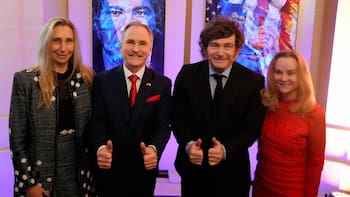 Milei participó de la fiesta del 4 de julio en la embajada y se pone en duda su viaje