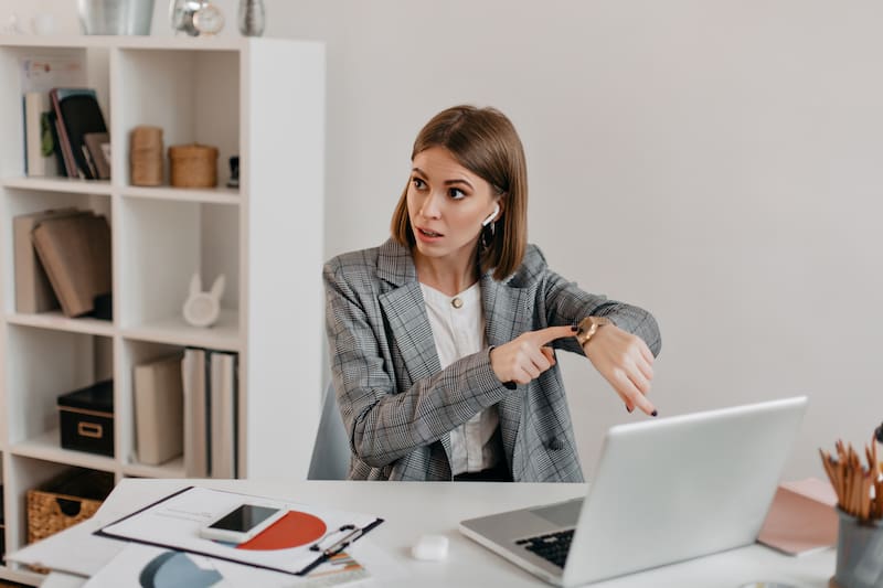 Las políticas internas sobre puntualidad deben ajustarse a la normativa laboral y a los criterios fijados por la Justicia.